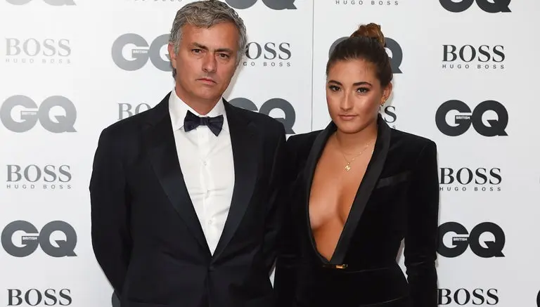 Hija de Mou acapara miradas con sexy escote