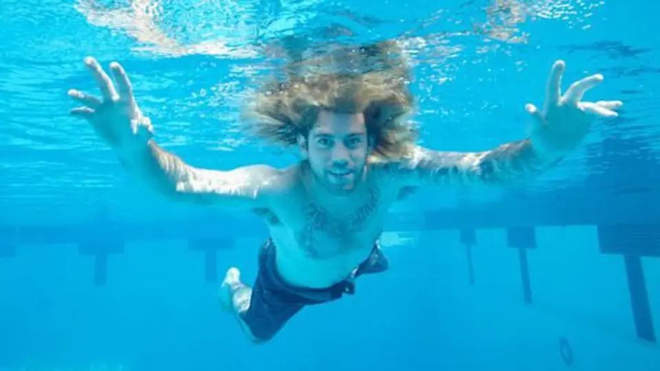 Bebé de 'Nevermind' recrea portada, 25 años después