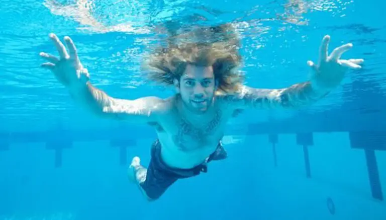 Bebé de 'Nevermind' recrea portada, 25 años después