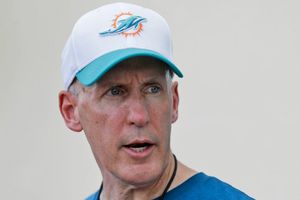 Delfines de Miami despide a su head coach