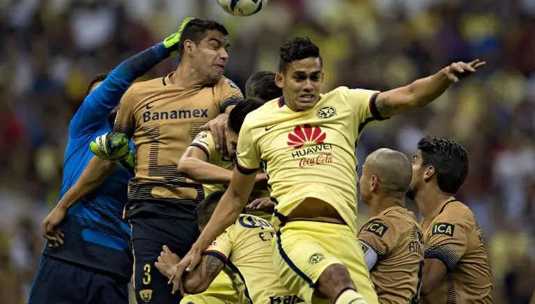 Jugadores de América y Pumas buscan un balón aéreo | MEXSPORT