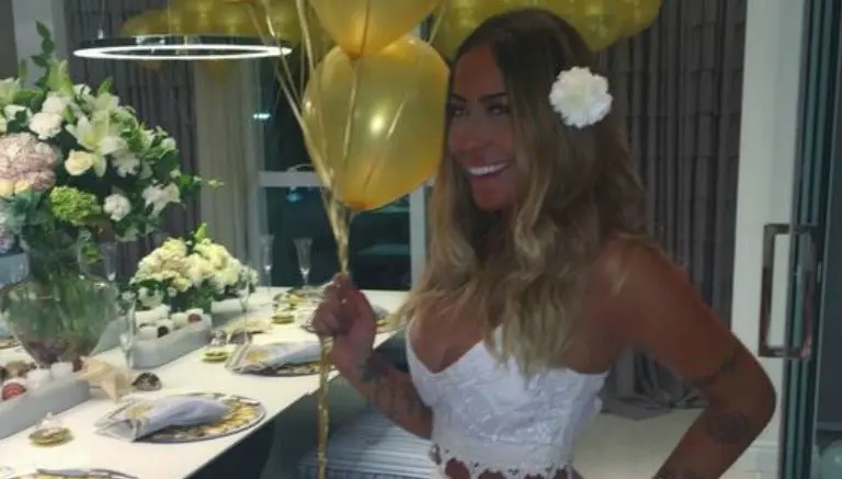 Hermana de 'Ney' calienta las redes con tremendo escote