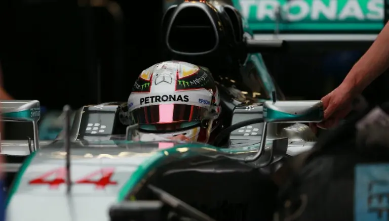Mercedes resalta el apoyo a Checo en AHR