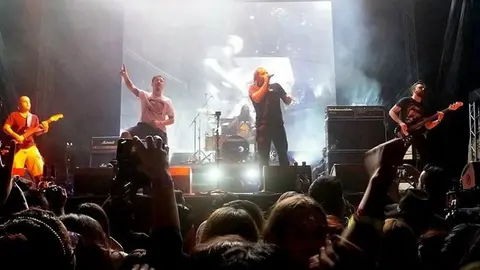 Genitallica salva a una fan en concierto