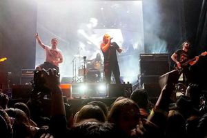 Genitallica salva a una fan en concierto