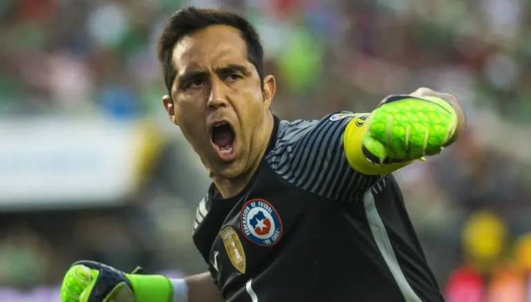 Claudio Bravo festeja gol de Chile contra México | IMAGO7