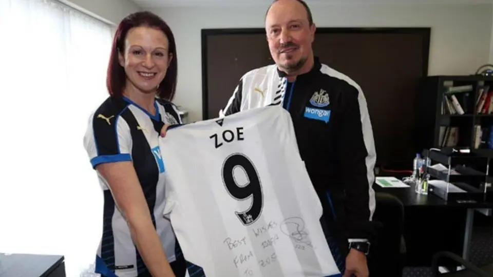 Benítez regala playera a fan que cayó por las escaleras