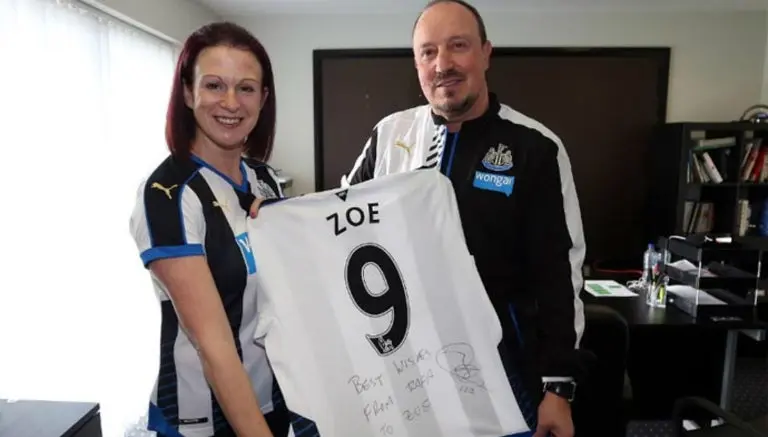 Benítez regala playera a fan que cayó por las escaleras