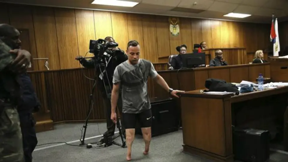 Pistorius camina sin prótesis ante juez para probar inocencia