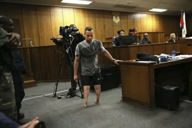 Pistorius camina sin prótesis ante juez para probar inocencia
