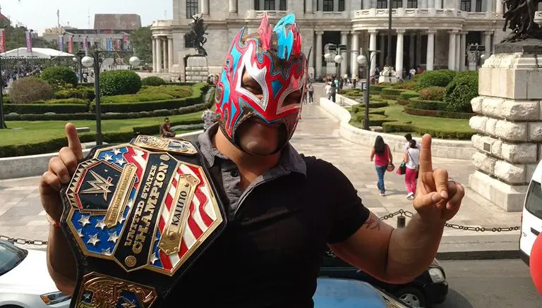 Kalisto convive con fans en la CDMX a bordo de un turibús