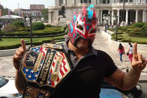 Kalisto convive con fans en la CDMX a bordo de un turibús