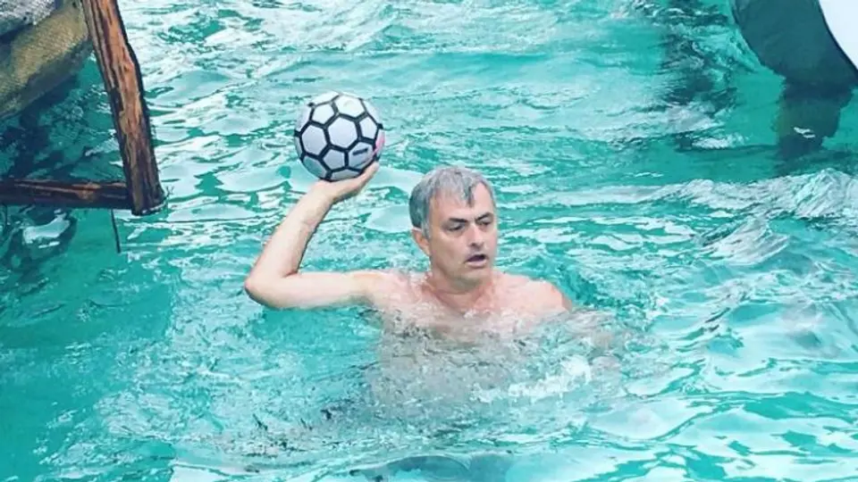 Mou se relaja antes de comenzar a entrenar al Man Utd