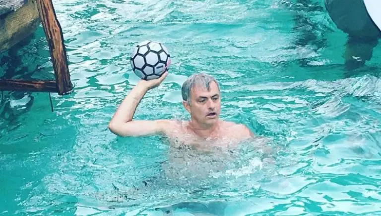 Mou se relaja antes de comenzar a entrenar al Man Utd