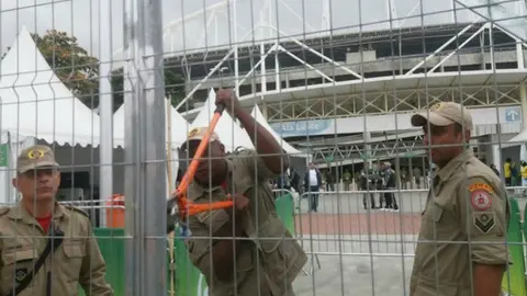 Bomberos 'héroes' abren estadio de juego inaugural