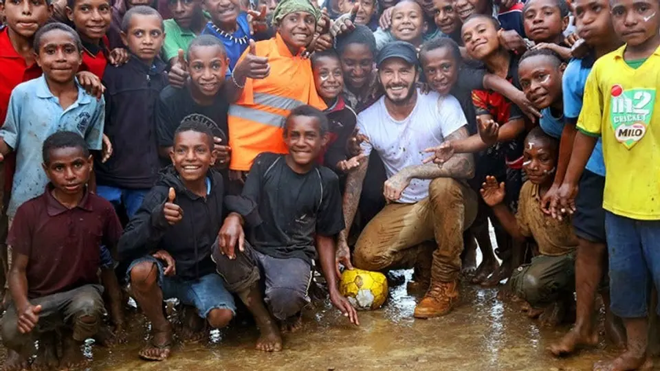 Beckham juega futbol por el mundo para unir comunidades