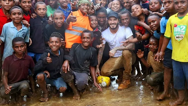 Beckham juega futbol por el mundo para unir comunidades