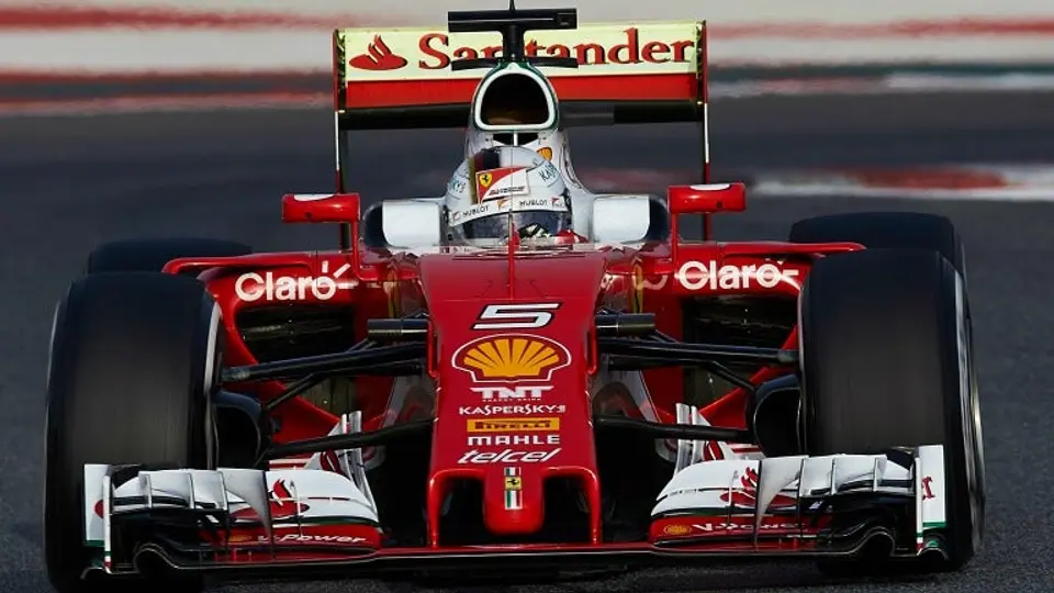 Vettel supera a Hamilton en primer día de prácticas