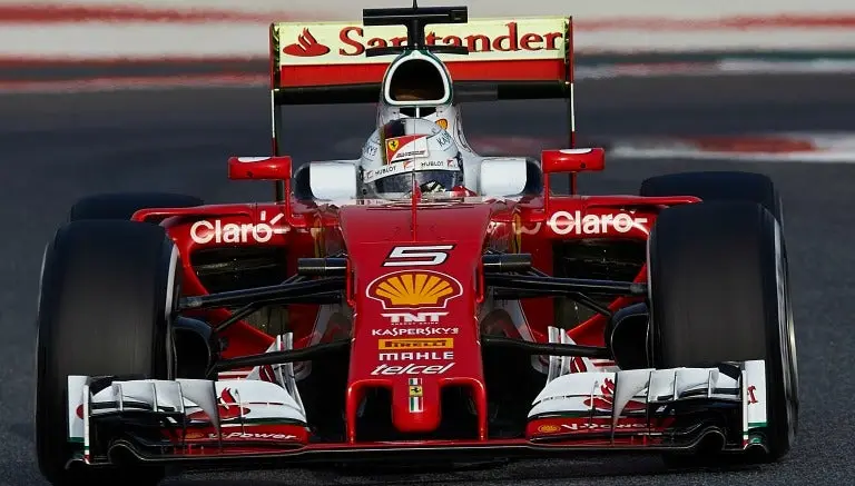 Vettel supera a Hamilton en primer día de prácticas