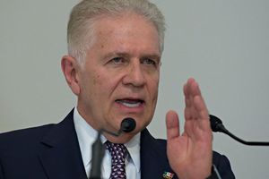 'Uniformes, parchados por no registrar la marca': COM