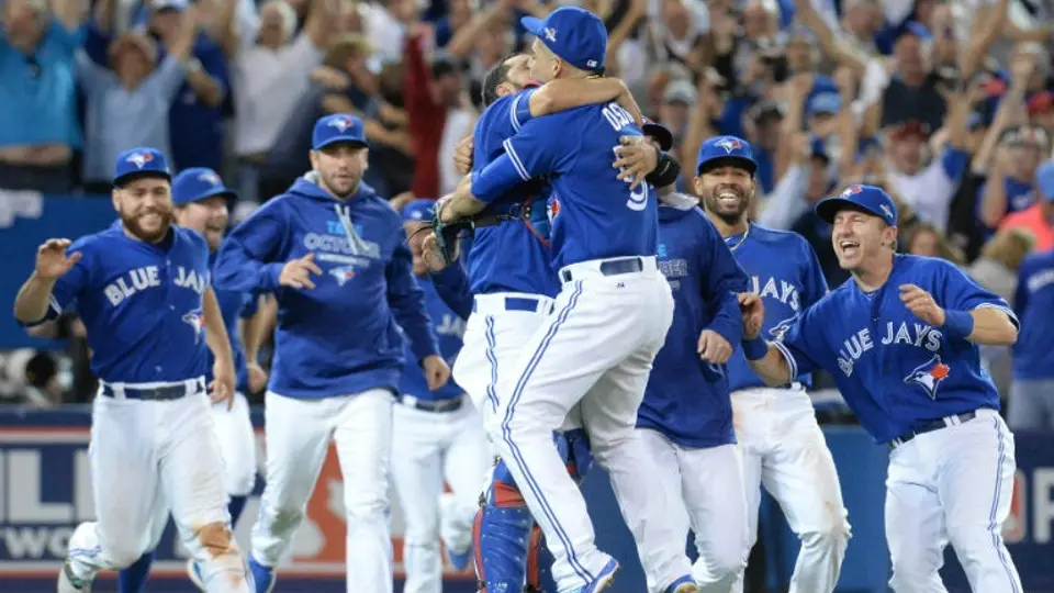 Toronto califica a la Serie de Campeonato en polémico juego