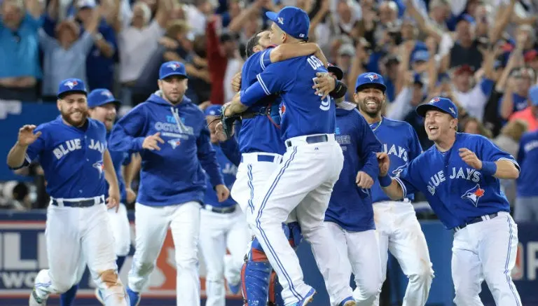 Toronto califica a la Serie de Campeonato en polémico juego