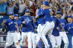 Toronto califica a la Serie de Campeonato en polémico juego