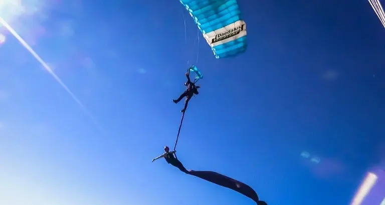 Pareja realiza danza aérea a 4 mil metros de altura