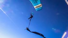 Pareja realiza danza aérea a 4 mil metros de altura