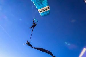 Pareja realiza danza aérea a 4 mil metros de altura