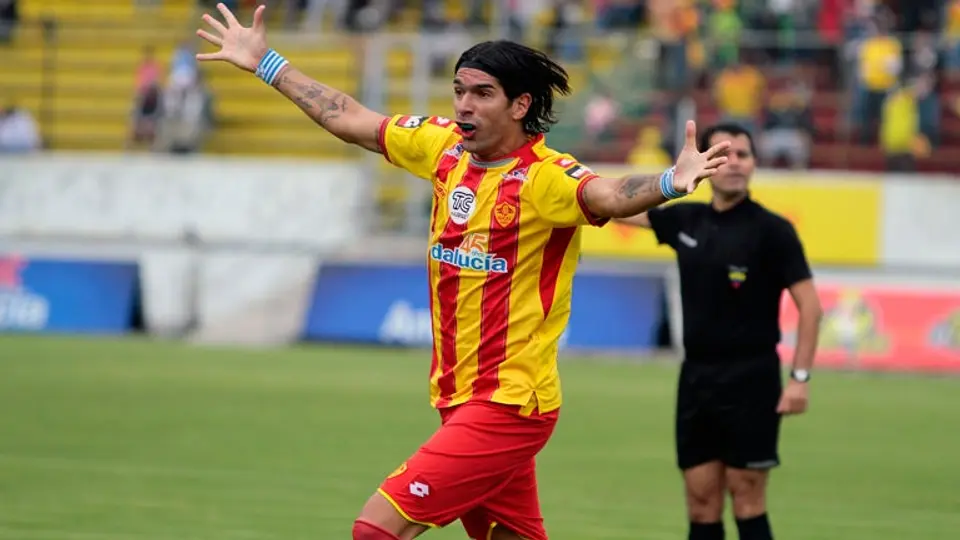 Loco Abreu jugará en el equipo 21 de su carrera