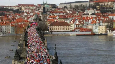 Maratón de Praga se podrá correr a través de una app