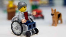 LEGO lanza a la venta primer muñeco en silla de ruedas