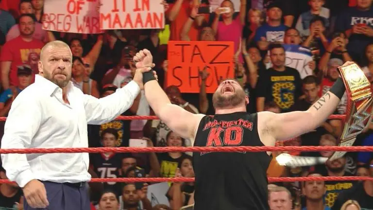 Triple H ayuda a Owens a conquistar el título Universal