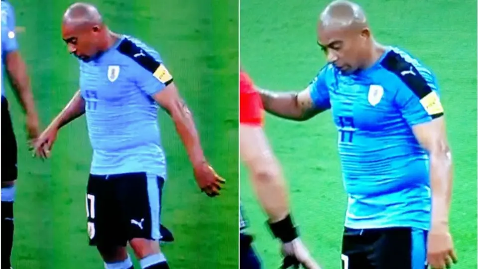 A Egidio Arévalo le 'aprieta' la camiseta de Uruguay