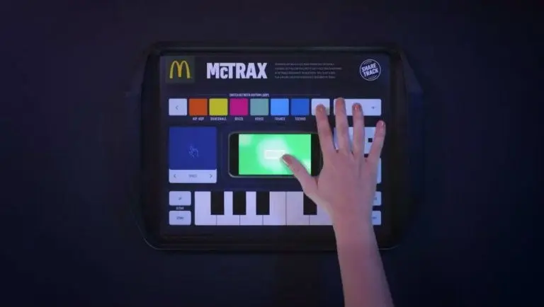 McDonald's consiente a sus clientes con mantel musical