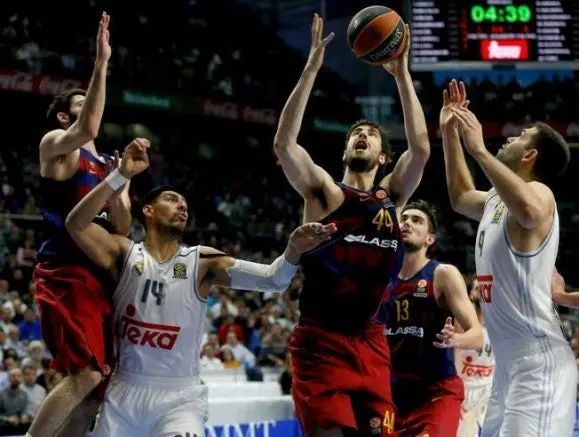 Ayón participa en triunfo del Real Madrid en Clásico