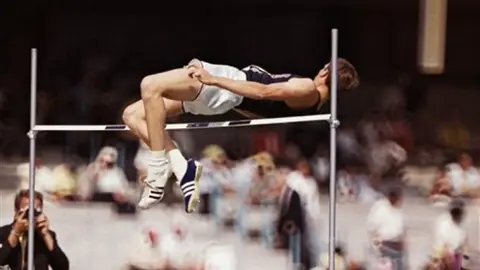 Dick Fosbury, un innovador en salto de altura