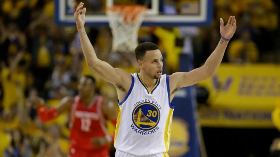 Warriors arranca Playoffs arrollando a Rockets
