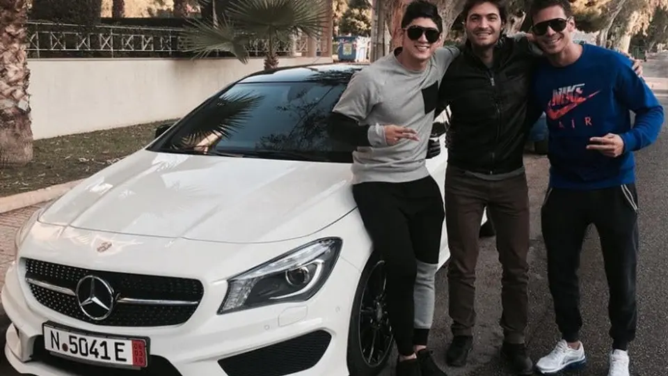 Alan Pulido presume su automóvil en Grecia