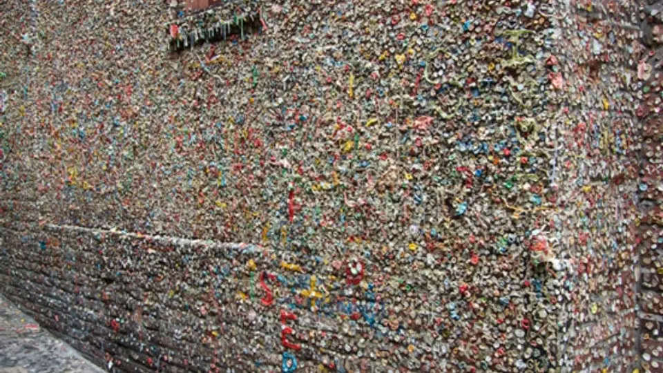 'Derrumban' muro de chicles en Seattle
