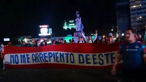 Aficionados festejan en La Minerva título de Chivas