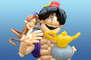 Mago recrea con globos carteles de películas