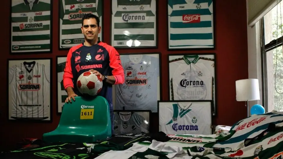 Aficionado tiene la colección más grande de playeras de Santos