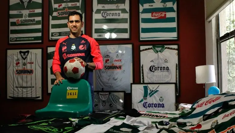Aficionado tiene la colección más grande de playeras de Santos