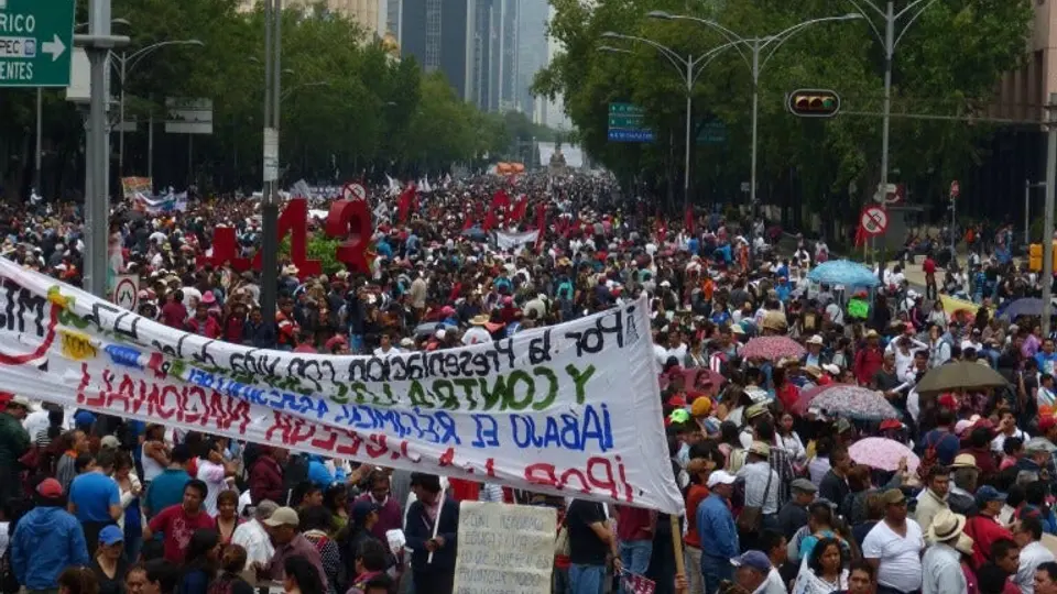 Más de 17 mil personas marchan en apoyo al CNTE