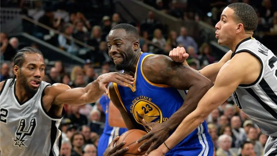 Spurs supera a Warriors en duelo de líderes de la NBA
