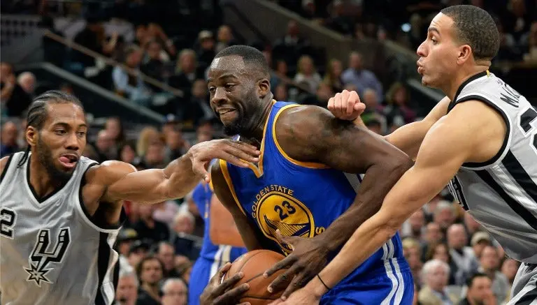 Spurs supera a Warriors en duelo de líderes de la NBA