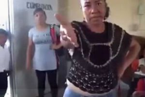 Mujer quita libros de texto a niños de primaria