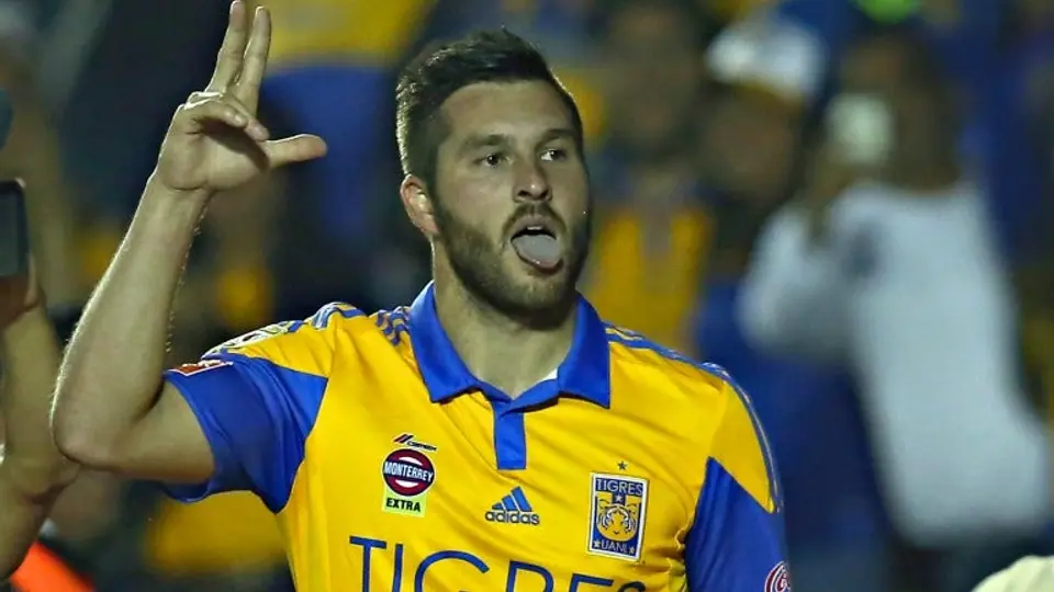 Gignac paga multa de tránsito a aficionado